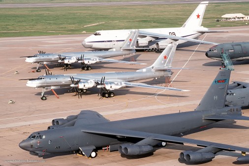 B-52_bombardier_USA_005_Tu-95