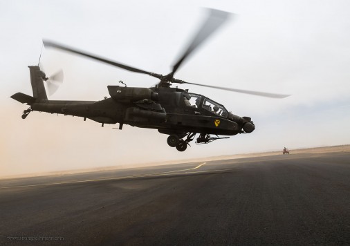 T0303_AH-64_Apache_helicoptere_USA