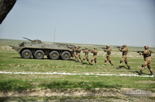 Ouzbekistan_Army_A106_BTR-70