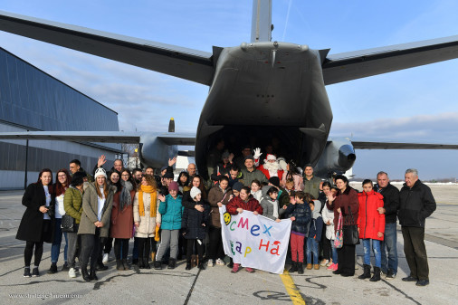 An-26_avion_A105_Ded_Moroz