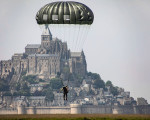 Para_Mont_St-Michel_A201_USA