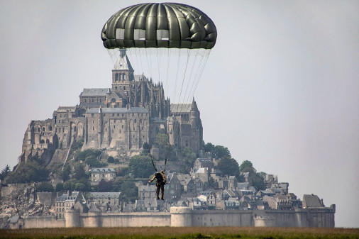 Para_Mont_St-Michel_A201_USA