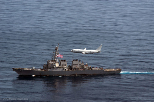 P-8A_Poseidon_survole_USS_Donald_Cook_A101