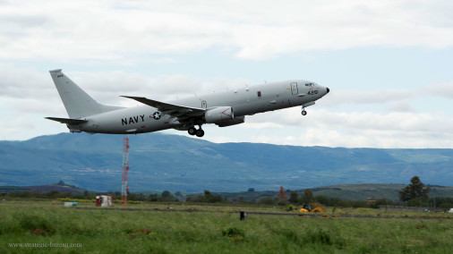 P-8A_Poseidon_survole_USS_Donald_Cook_A103