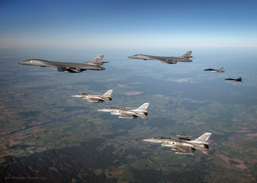 B-1B_Lancer_bombardier_USA_A102_F-16