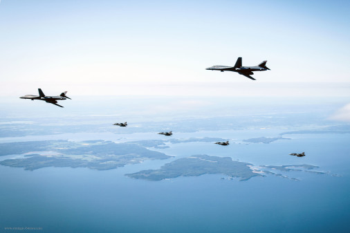 B-1B_Lancer_bombardier_USA_A107_JAS-39_Gripen