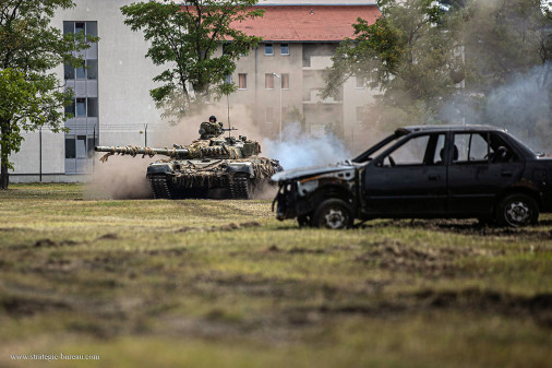 T-72_char_Hongrie_A102_demonstration