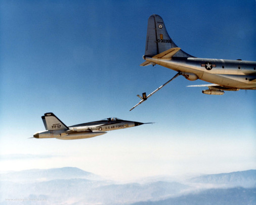 YF-17_Cobra_chasseur_USA_005_KC-97