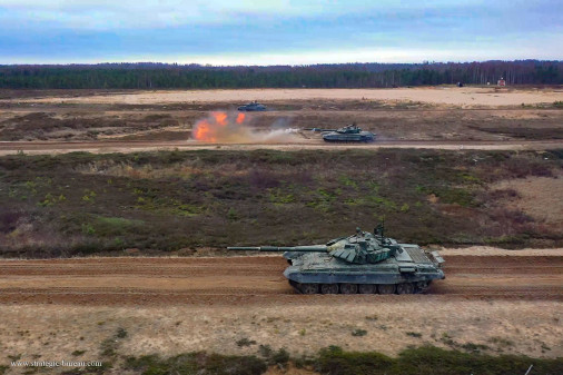 T-72BM_char_Russie_A203_tir_peloton