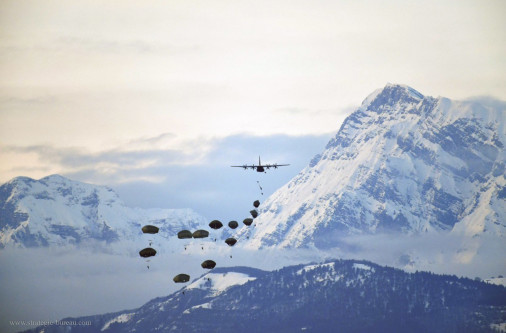 Parachutage_USA_C130_Hercules_Alpes_A101