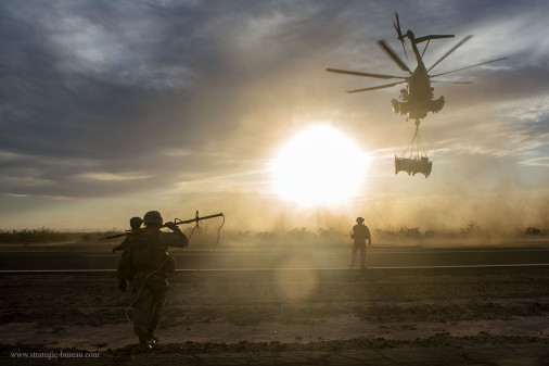 CH-53_Stallion_transport_HMMVW_A101