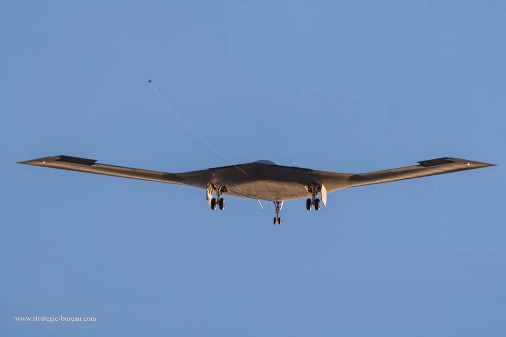 B-21_Raider_bombardier_USA_005_2023