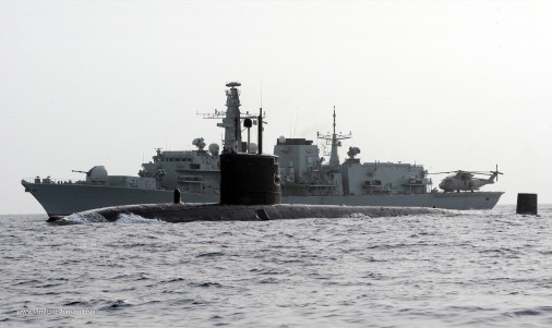 HMS Turbulent (S89) classe Trafalgar, frégate HMS St Albans Type 23, Merlin. Photo : MoD UK 