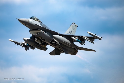 F-16_Fighting_Falcon_chasseur_USA_001