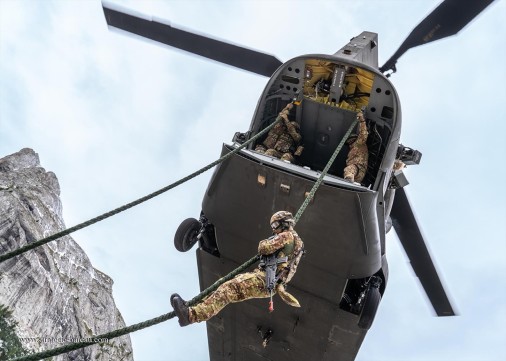 CH-47_Chinook_corde_lisse_Italie_A104
