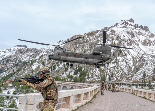 CH-47_Chinook_corde_lisse_Italie_A105