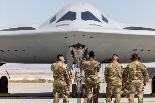 B-21_Raider_bombardier_USA_2025_A002