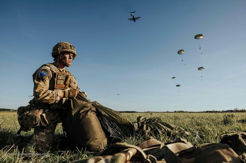 Royaume-Uni_parachutage_A400M_A101