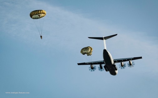Royaume-Uni_parachutage_A400M_A102