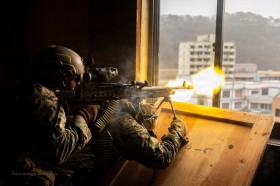 Tir à la mitrailleuse M240B. Photo : Cpl. John Simpson/USMC